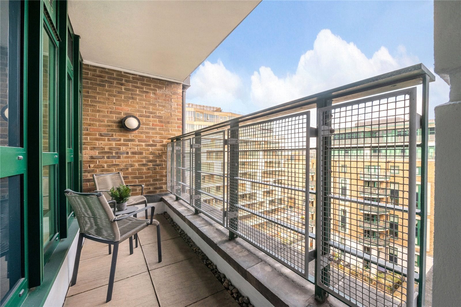 Flat Warwick Road in Greater London