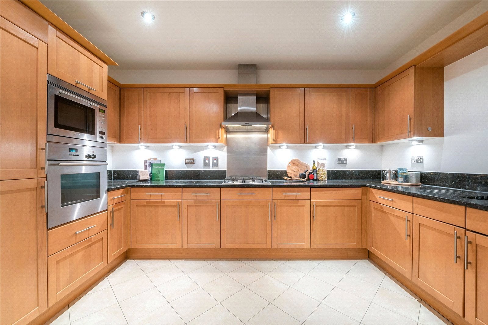 Flat Warwick Road in Greater London