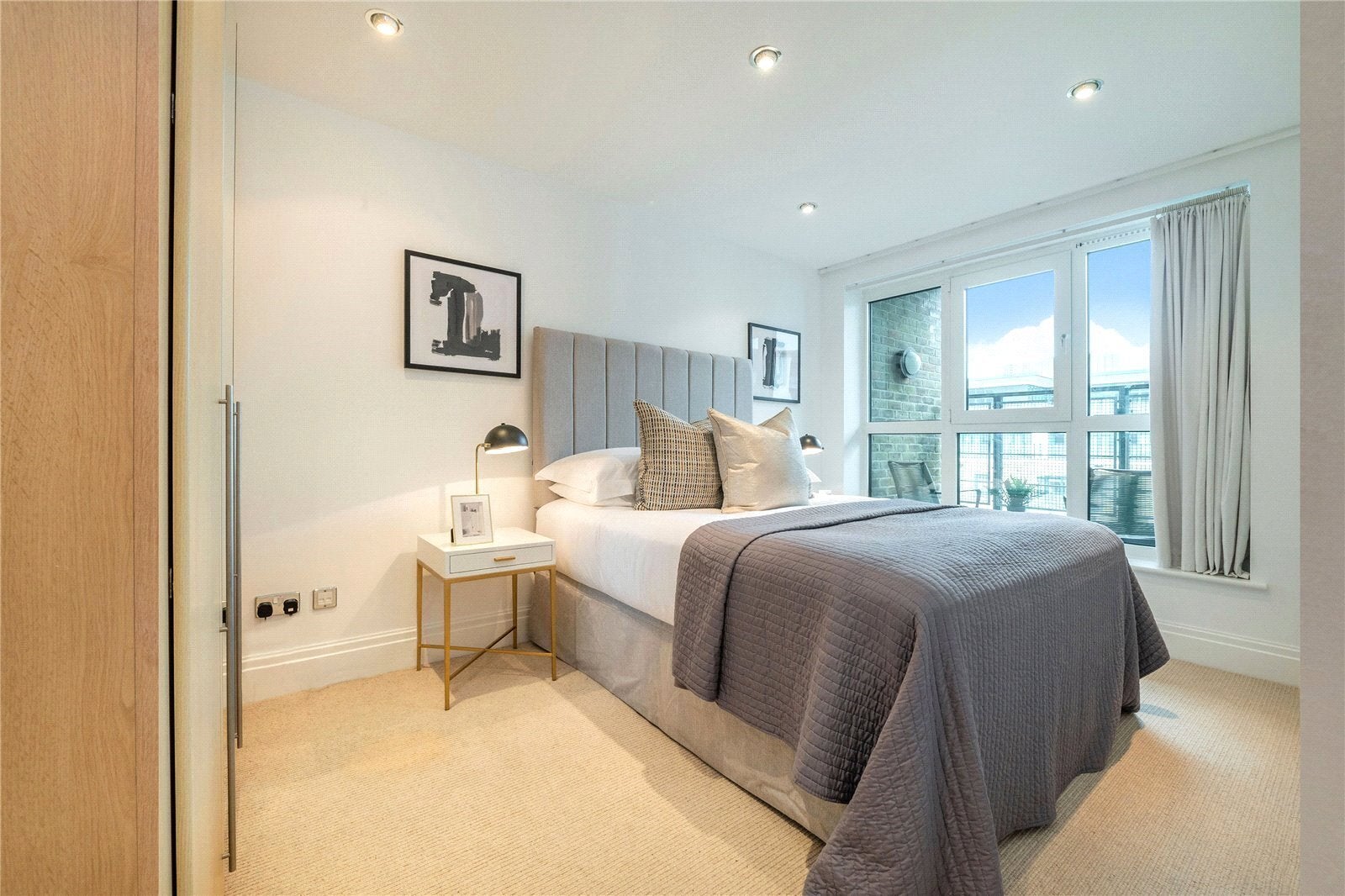 Flat Warwick Road in Greater London