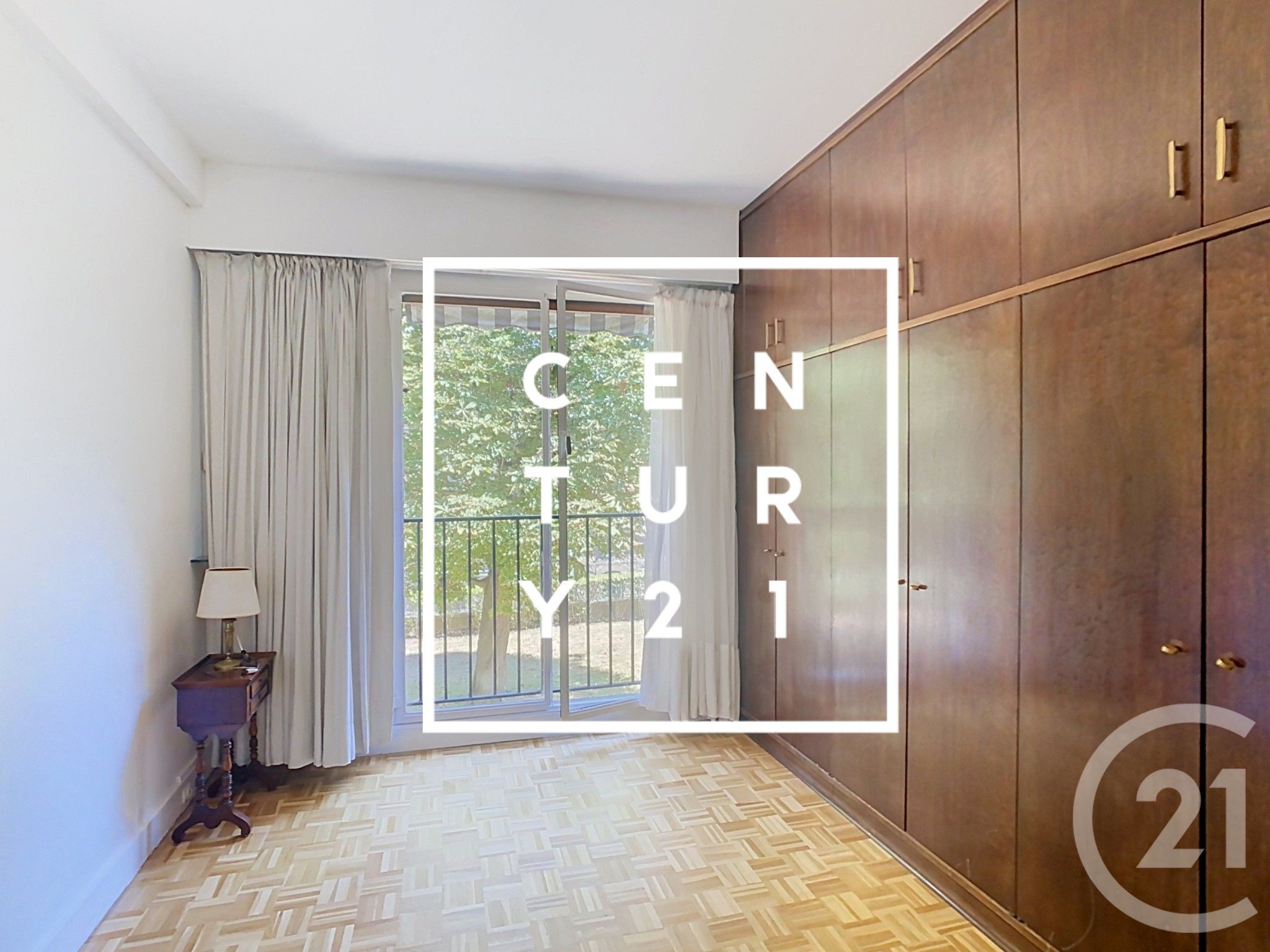 Flat Place Rabelais in Meudon