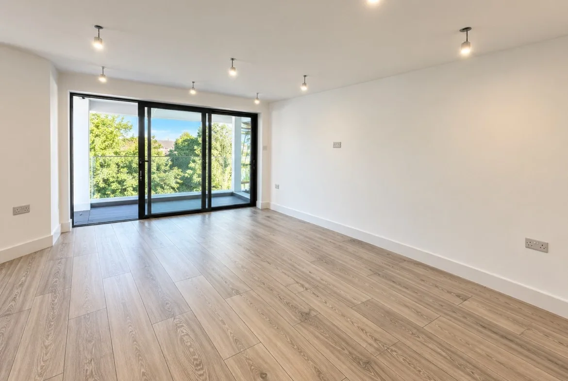 Flat Manor Park Road in Greater London