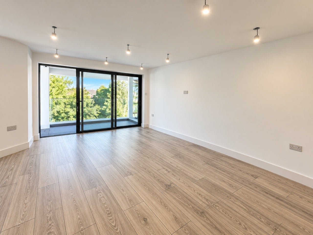 Flat Manor Park Road in Greater London