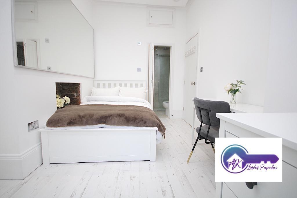 Room Mortimer Crescent in Greater London