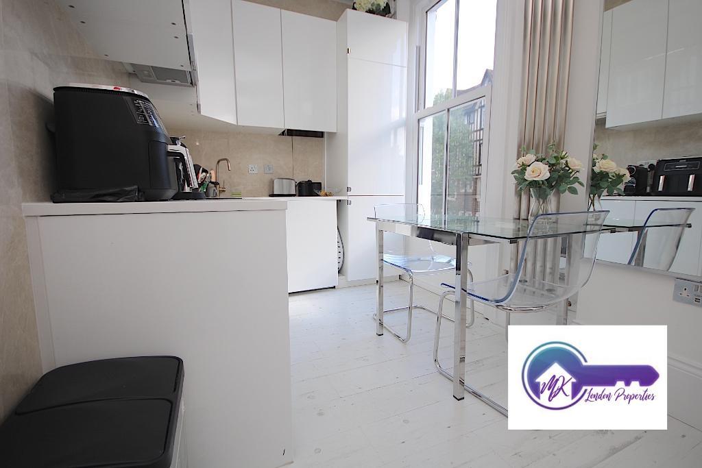Room Mortimer Crescent in Greater London