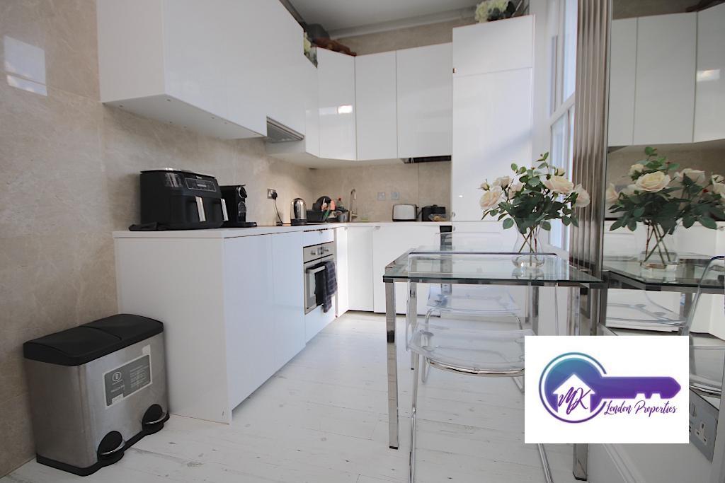 Room Mortimer Crescent in Greater London