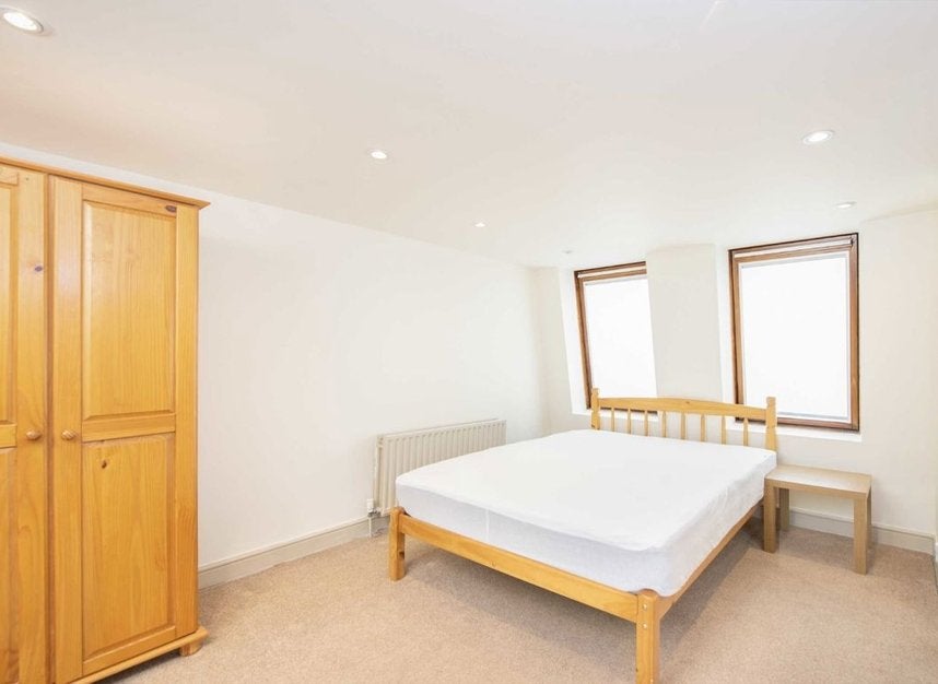 Flat De Morgan Road in Greater London