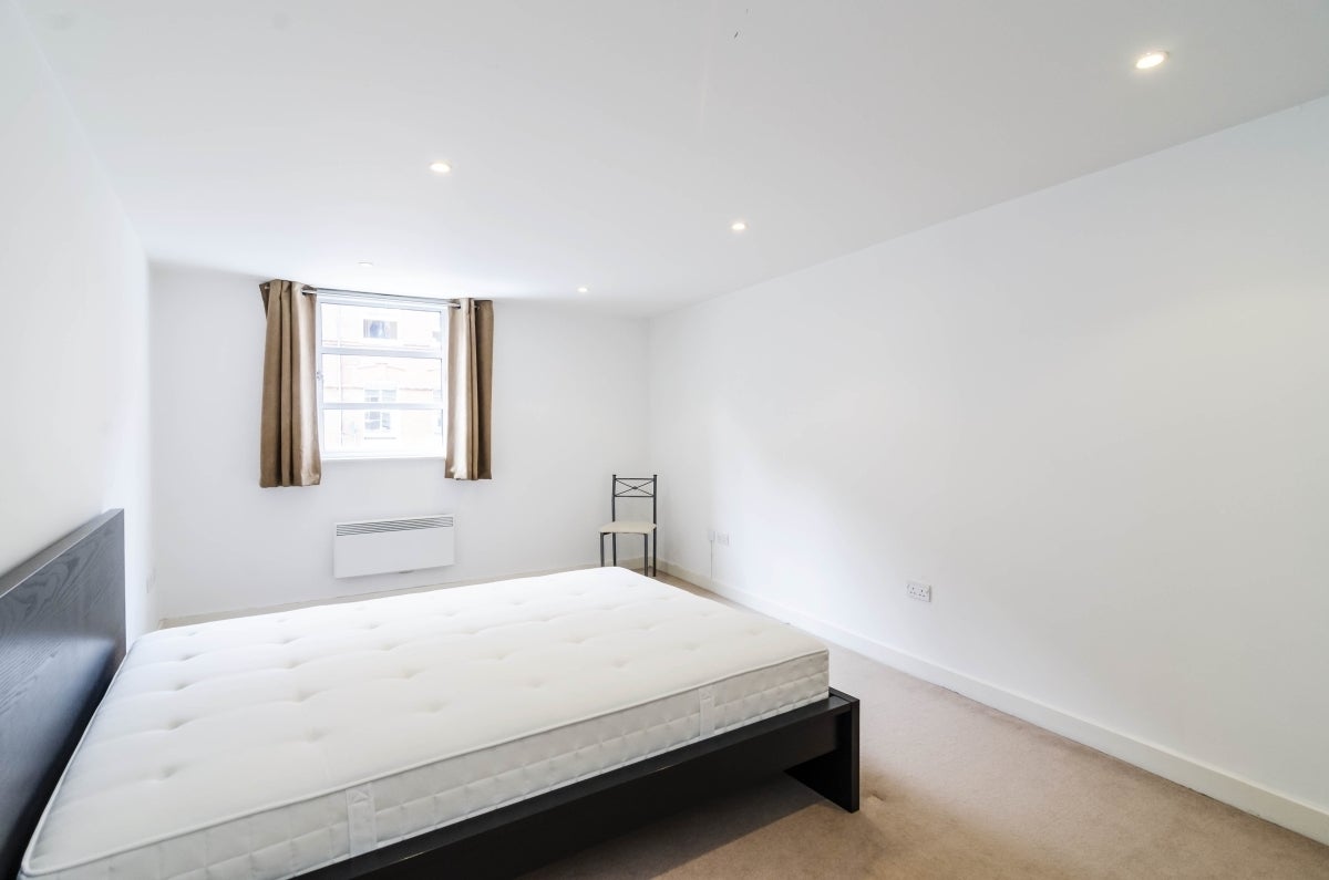 Flat Leyden Street in Greater London