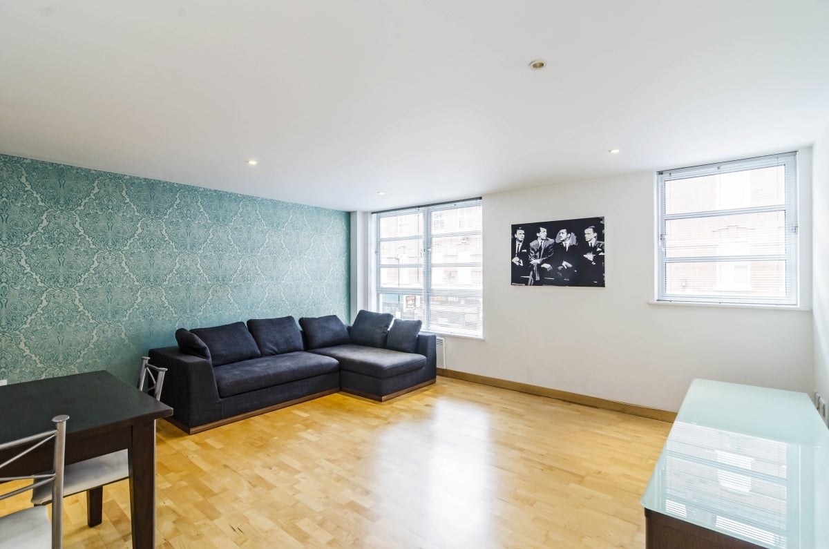Flat Leyden Street in Greater London