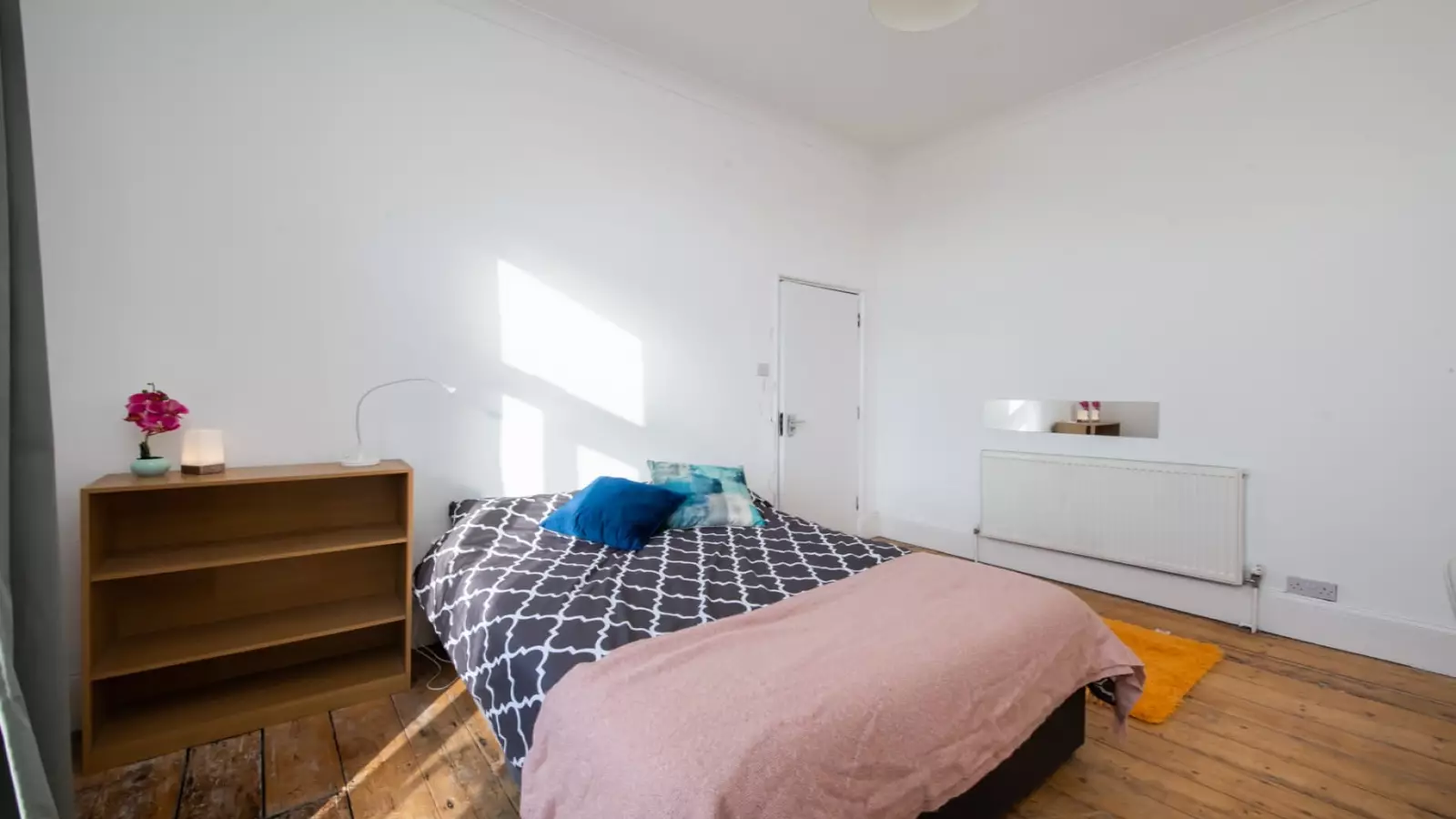 Flat Hazellville Road in Greater London