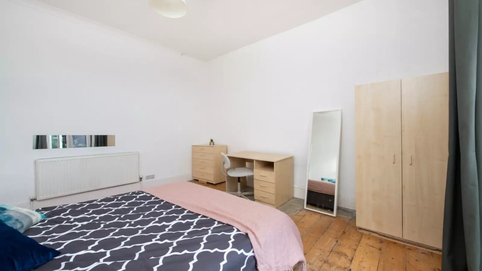 Flat Hazellville Road in Greater London