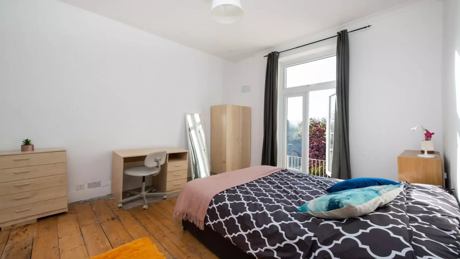 Flat Hazellville Road in Greater London