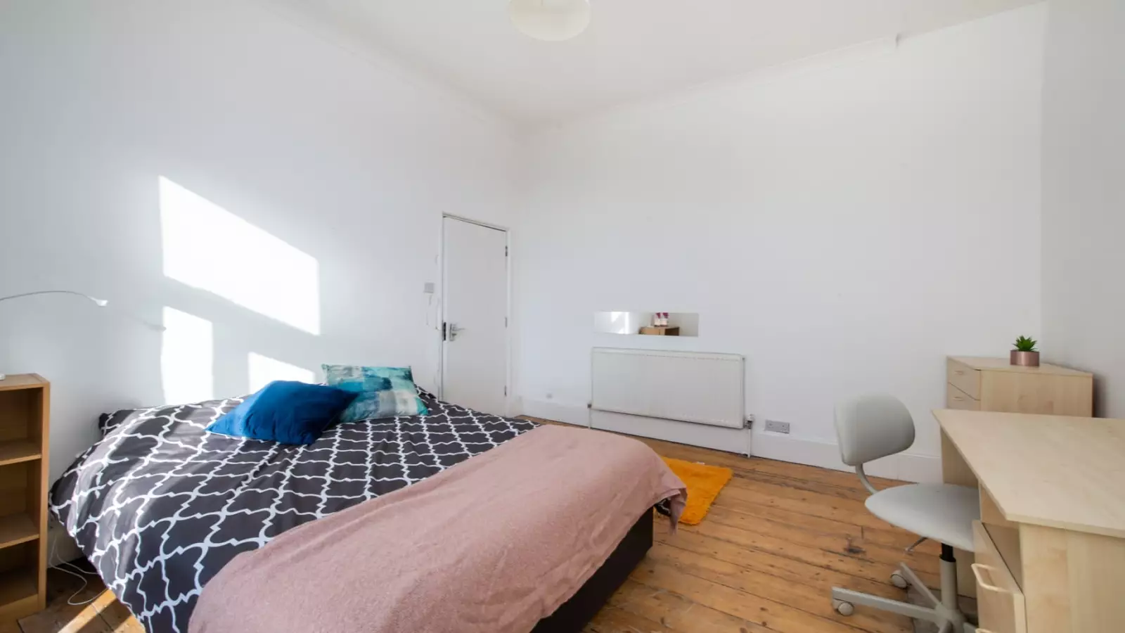 Flat Hazellville Road in Greater London