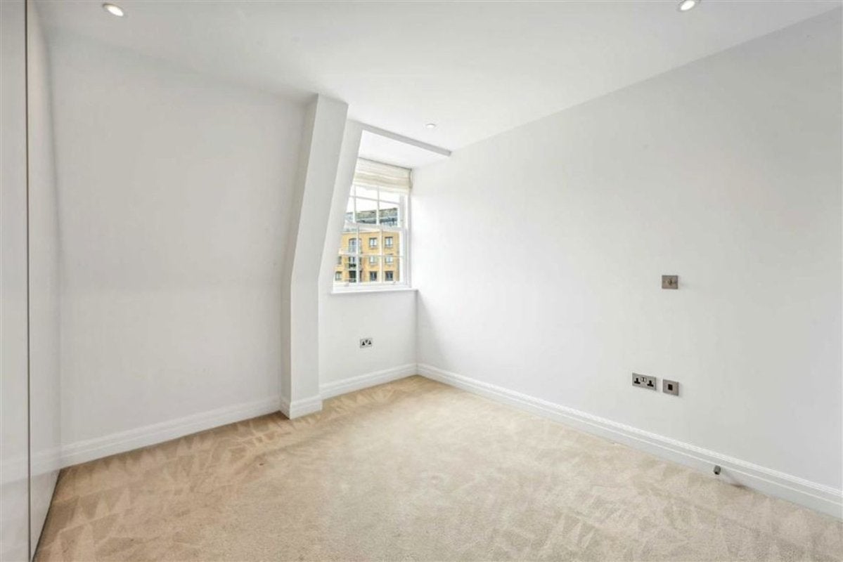 Flat Spring Grove in Greater London