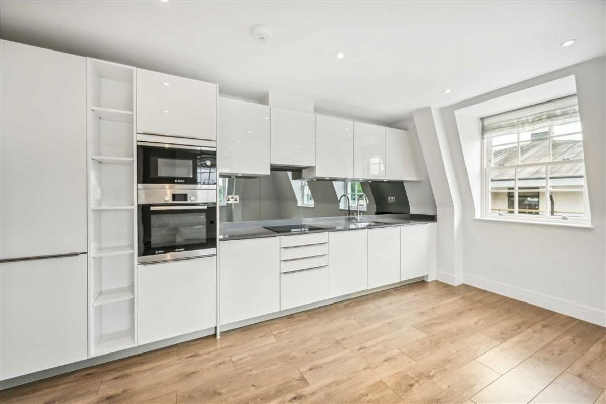 Flat Spring Grove in Greater London