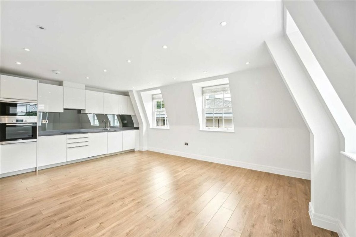 Flat Spring Grove in Greater London