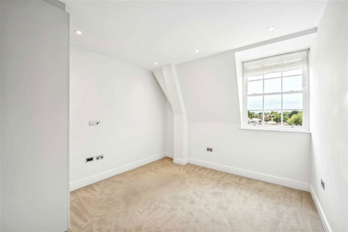 Flat Spring Grove in Greater London
