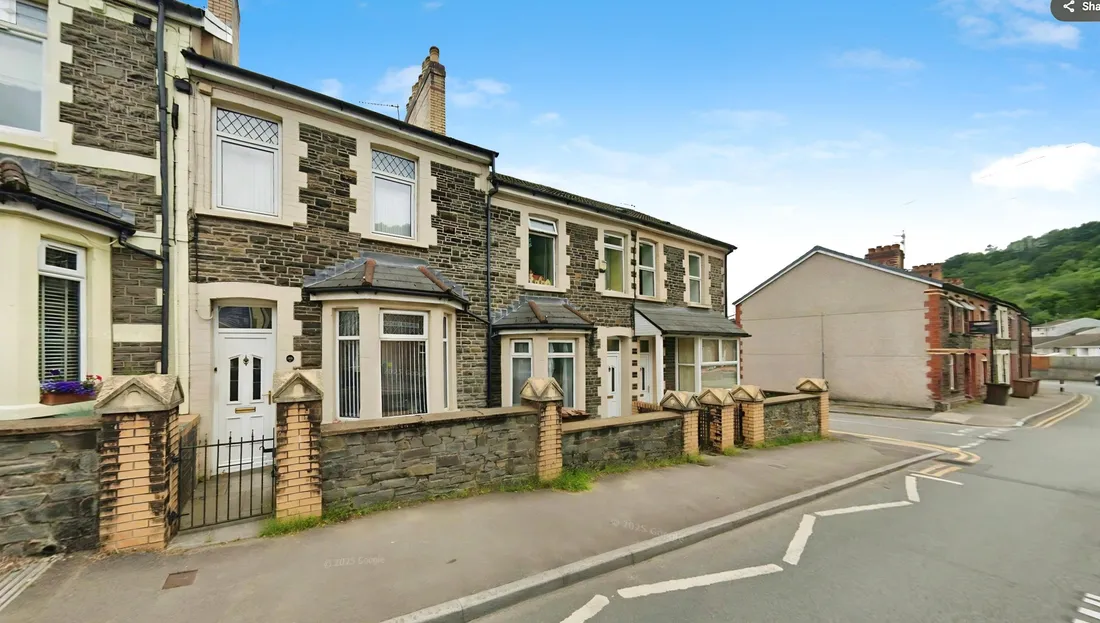House De Winton Terrace in Llanbradach and Pwllypant