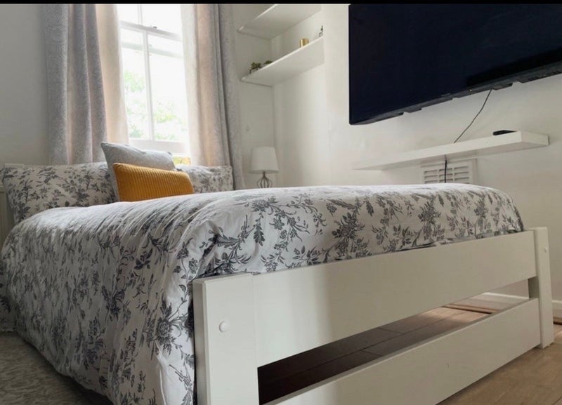 Room McDowall Road in Greater London