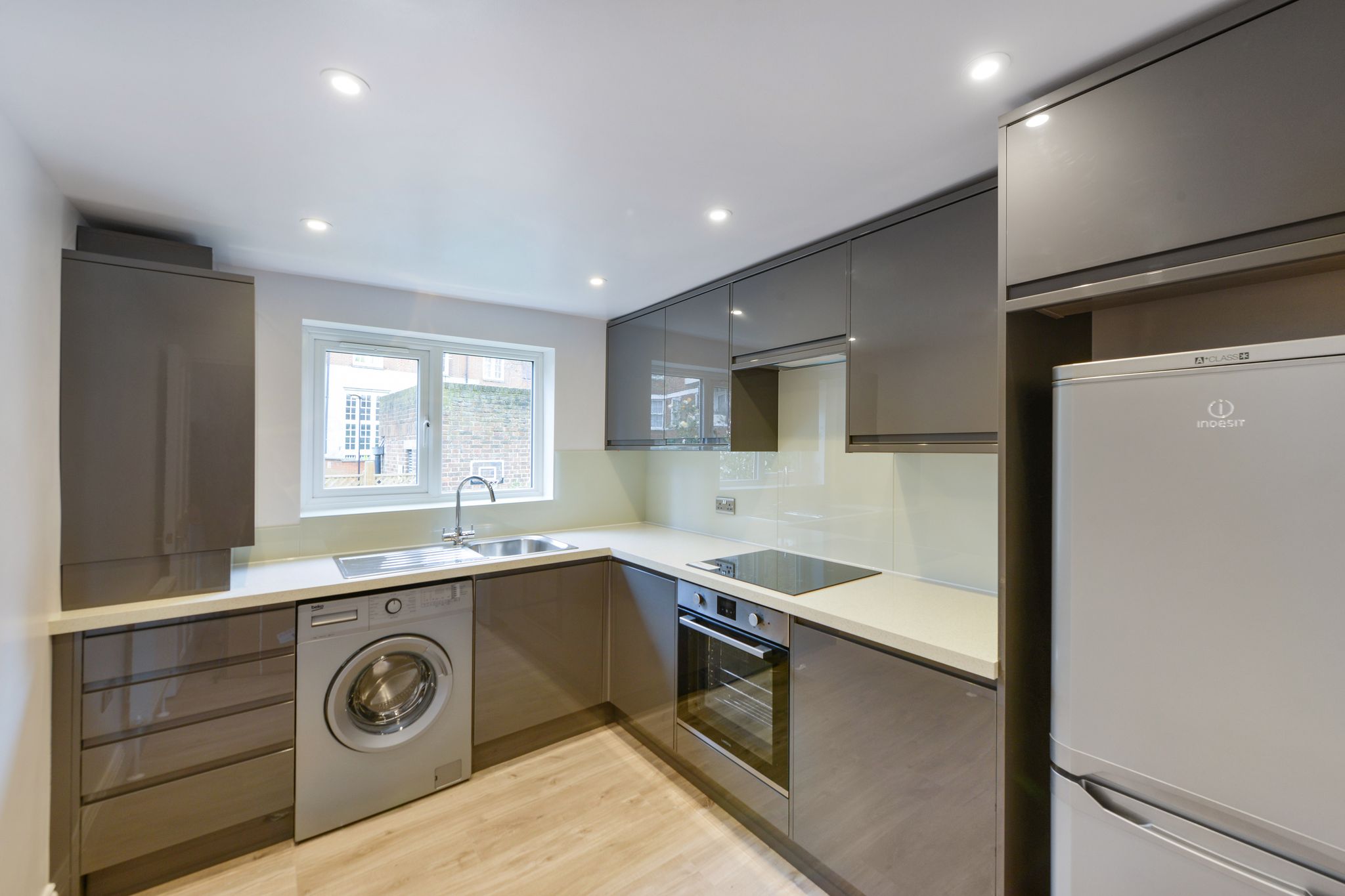 Flat Askew Crescent in Greater London