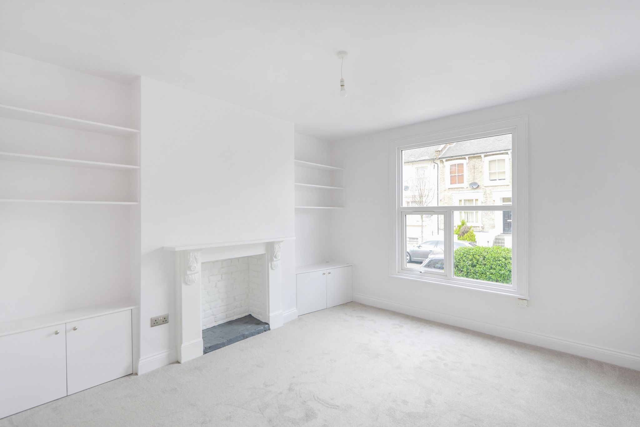 Flat Askew Crescent in Greater London