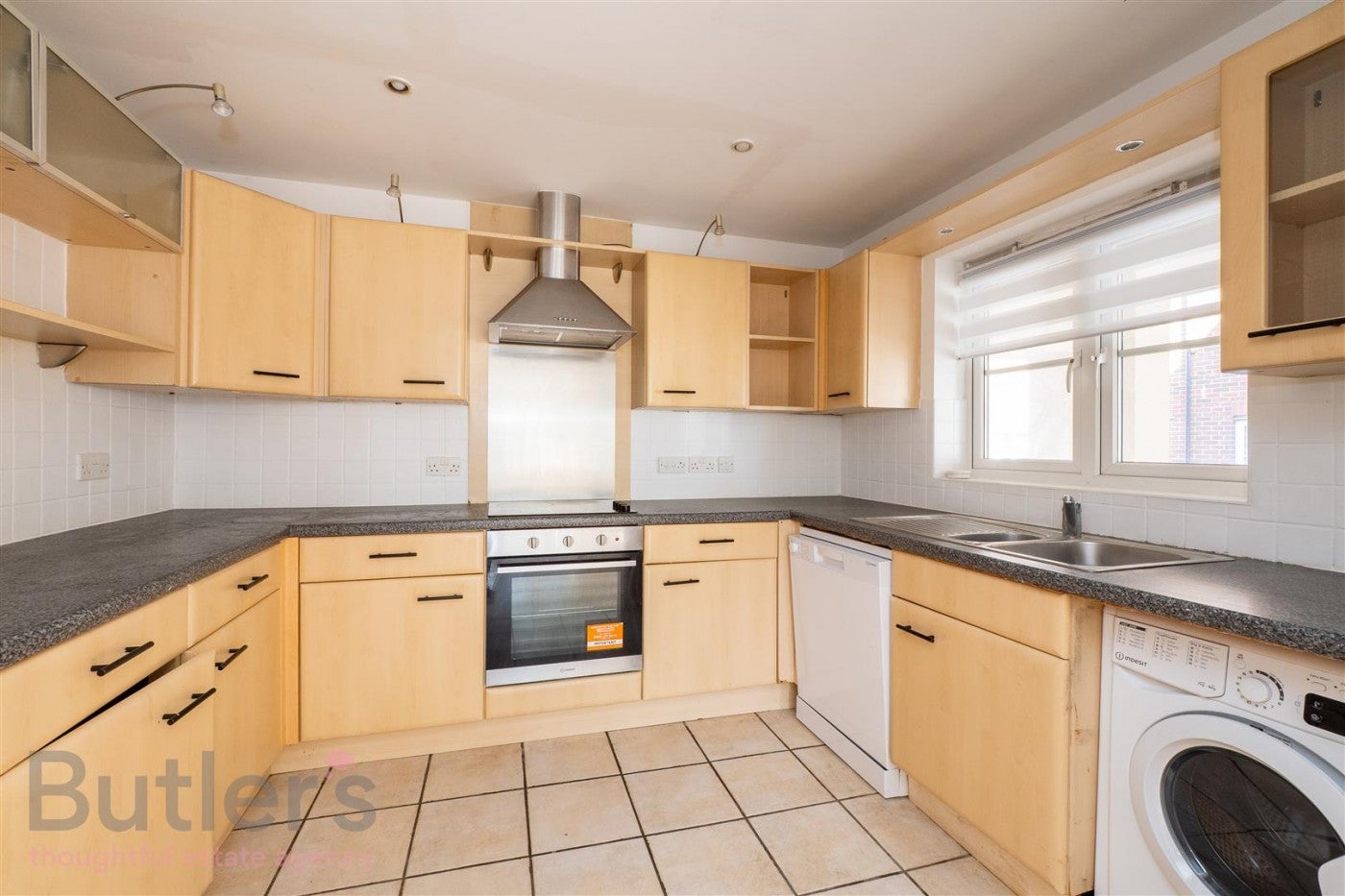 Flat Nightingale Court in Greater London