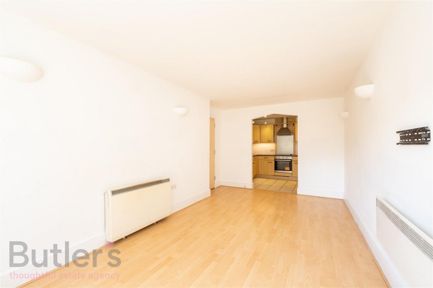 Flat Nightingale Court in Greater London