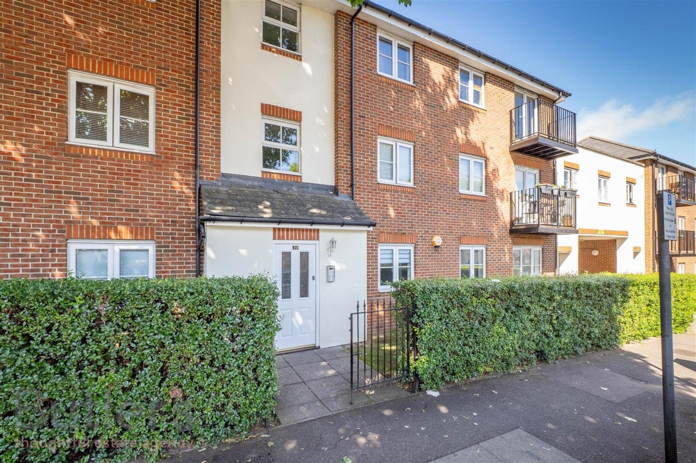 Flat Nightingale Court in Greater London