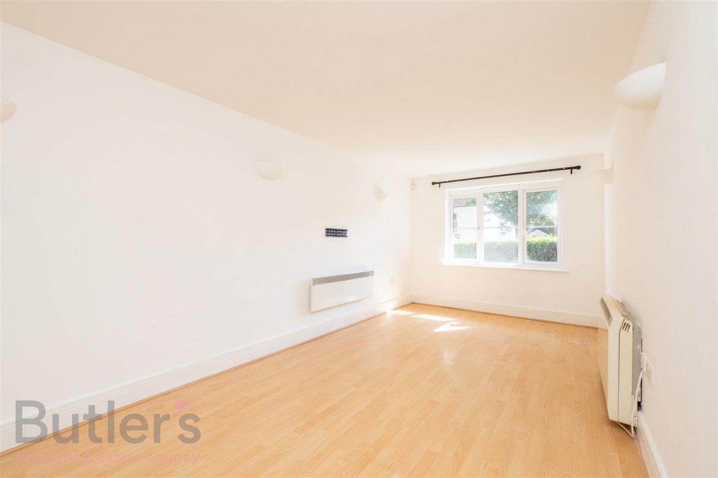 Flat Nightingale Court in Greater London