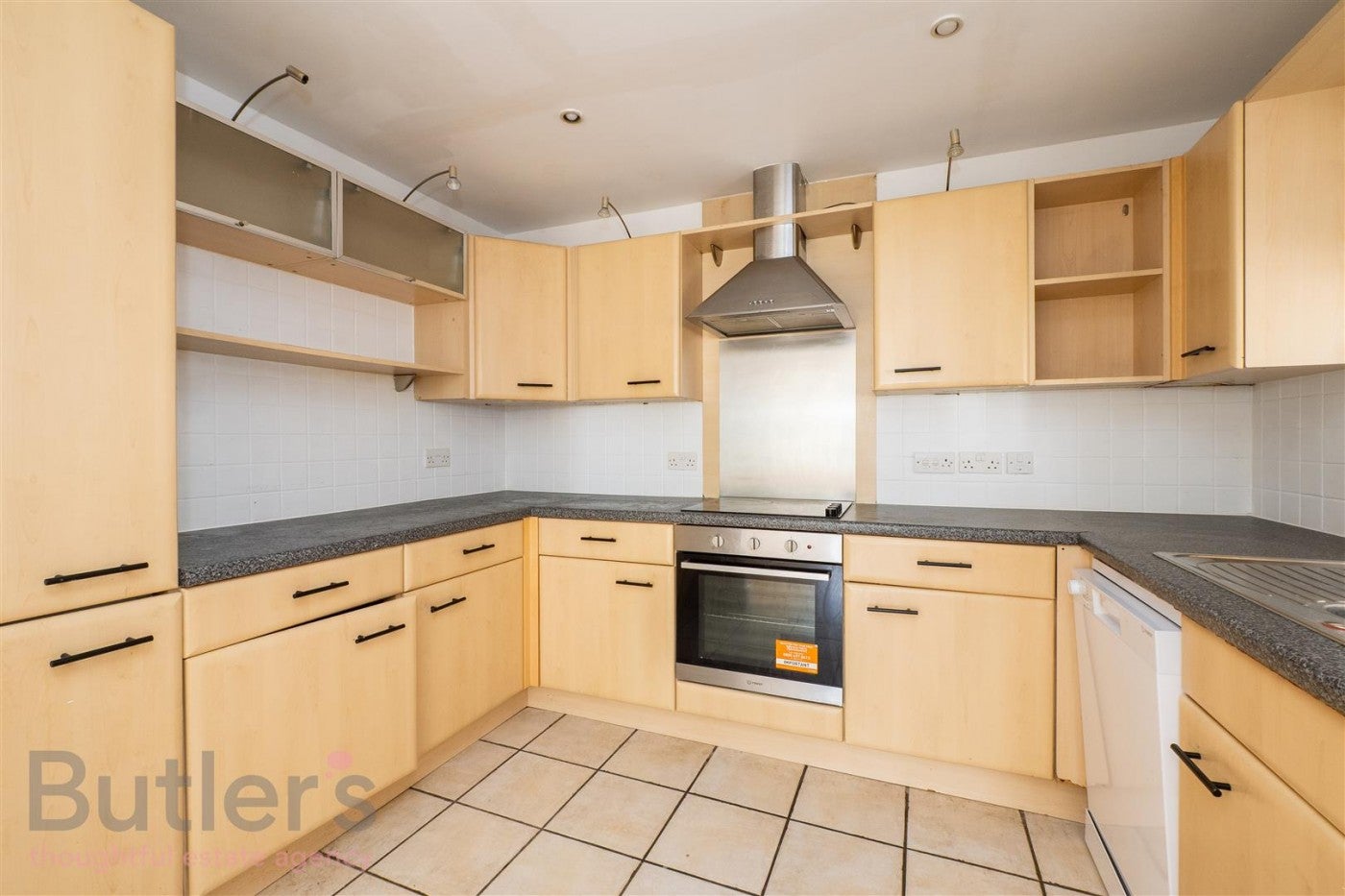 Flat Nightingale Court in Greater London
