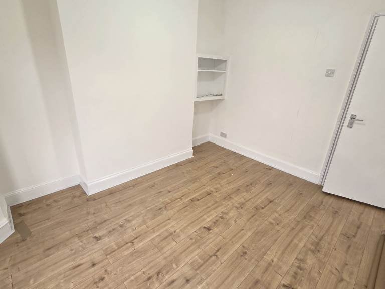 Flat Redfern Road in Greater London