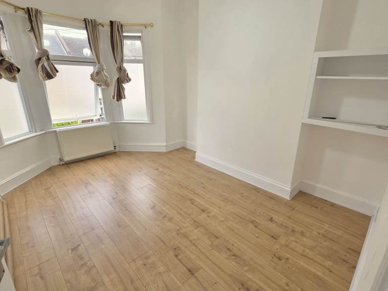 Flat Redfern Road in Greater London