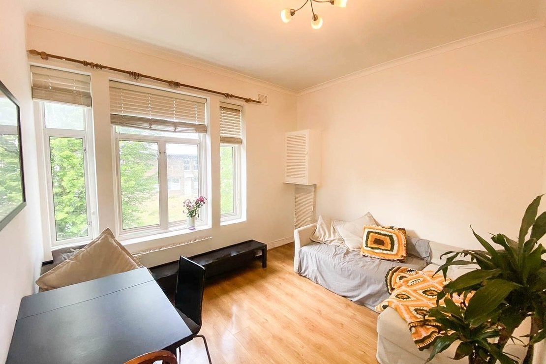 Flat Brondesbury Road in Greater London
