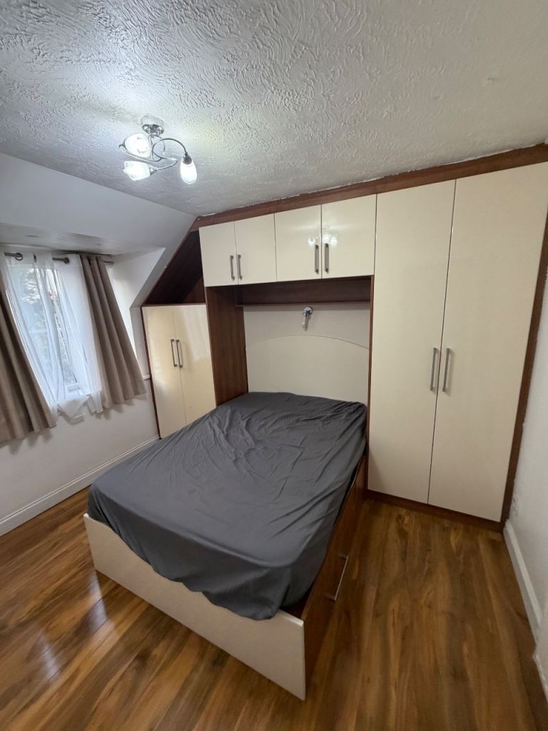 Flat Minimax Close in Greater London