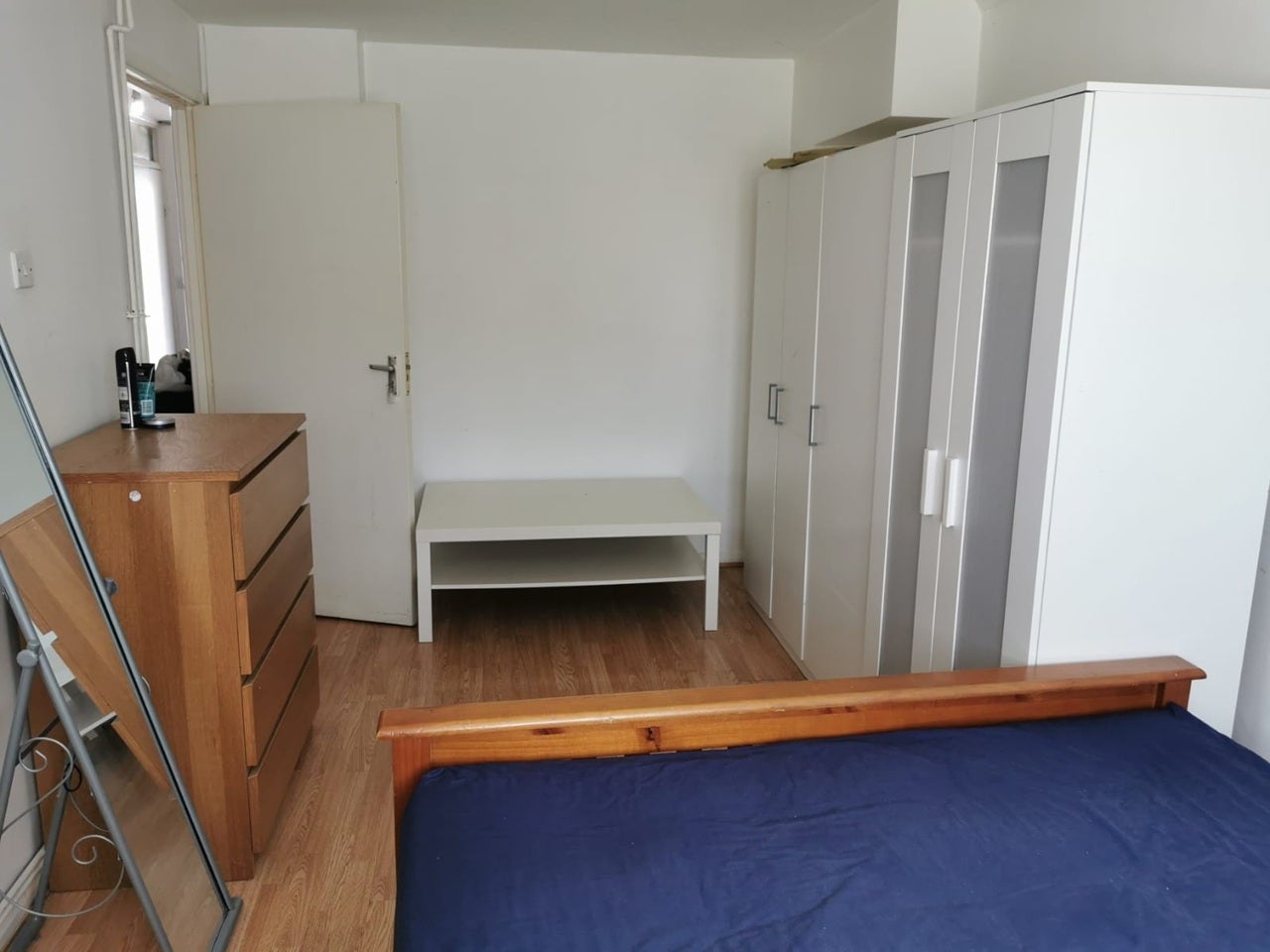 Room Barnhill Road in Greater London