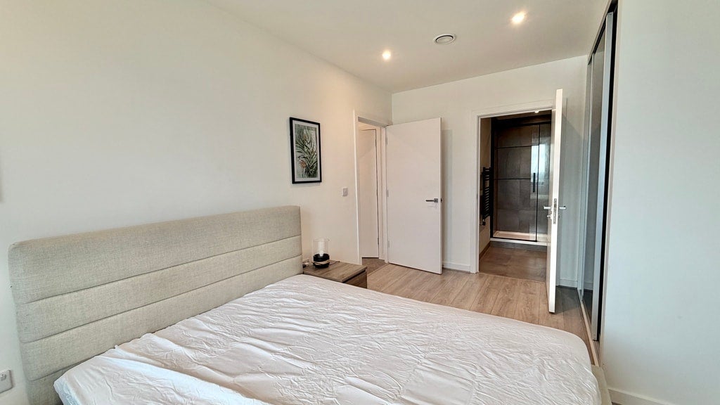 Flat Gillender Street in Greater London