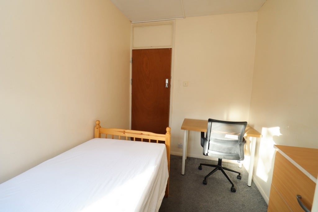 Room Globe Road in Greater London