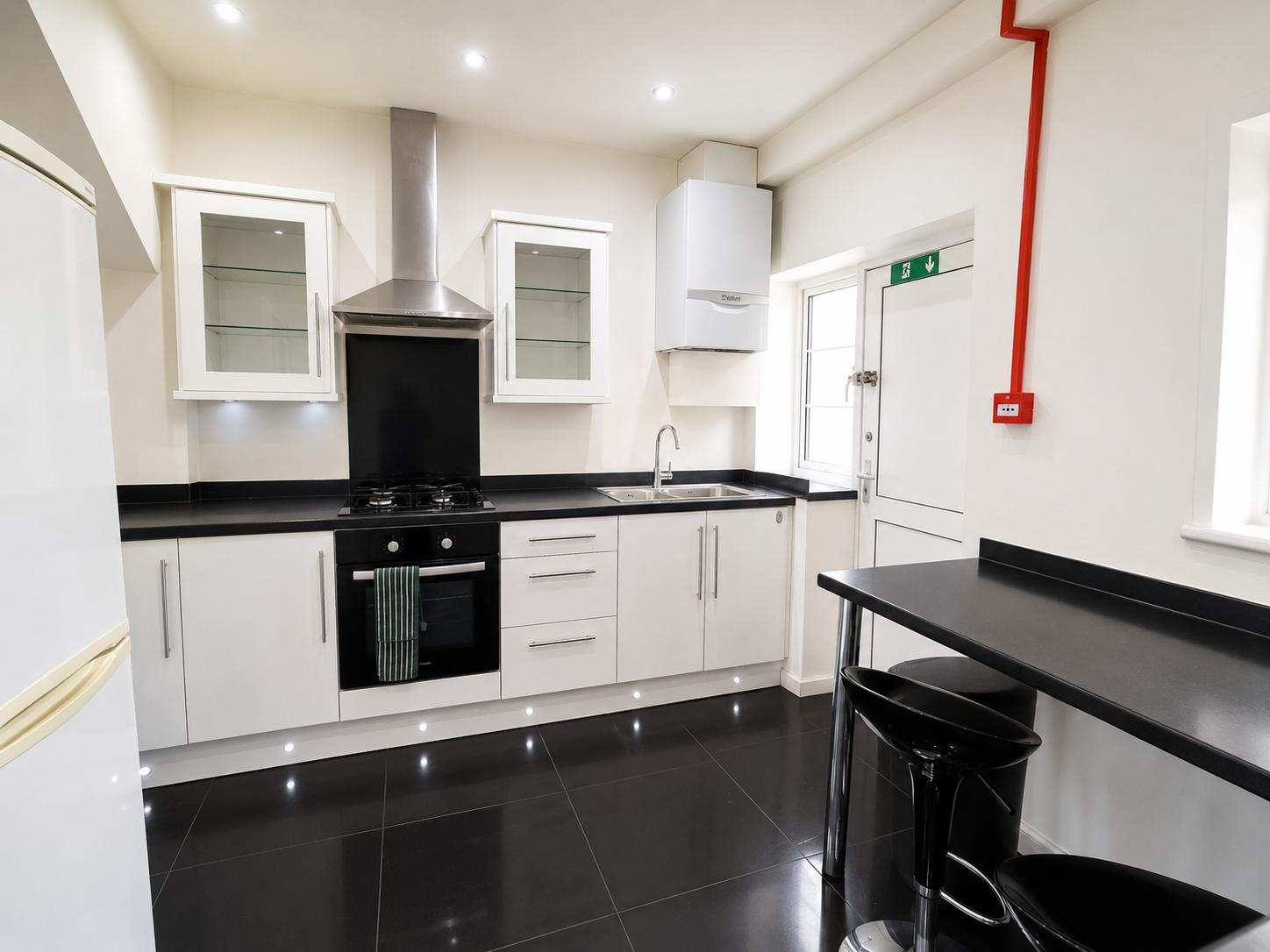 Room Galsworthy Avenue in Greater London