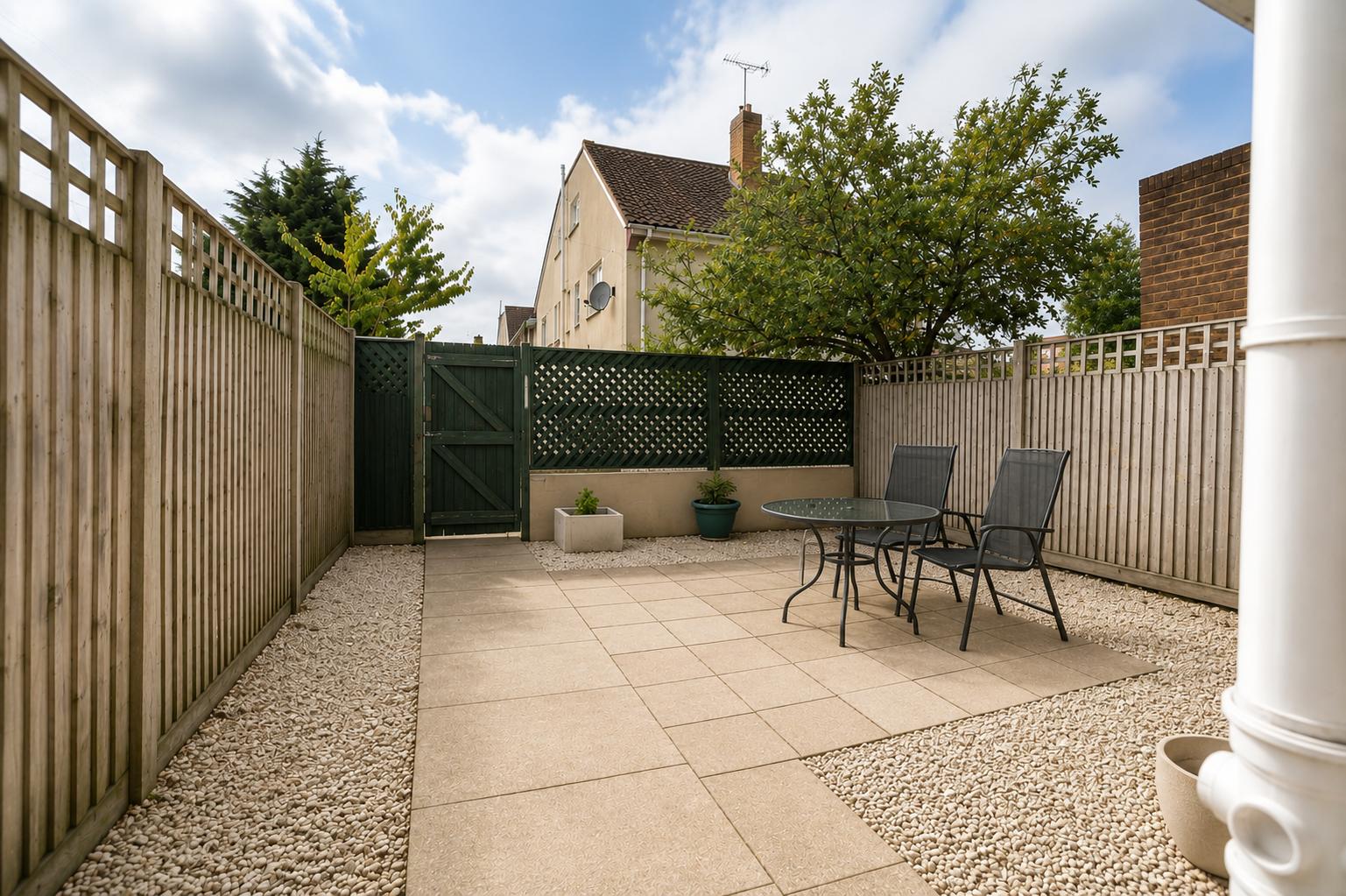 Room Galsworthy Avenue in Greater London