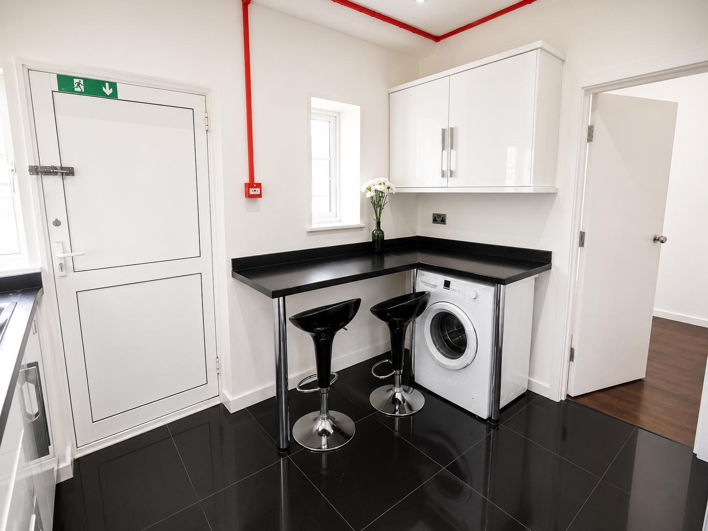 Room Galsworthy Avenue in Greater London