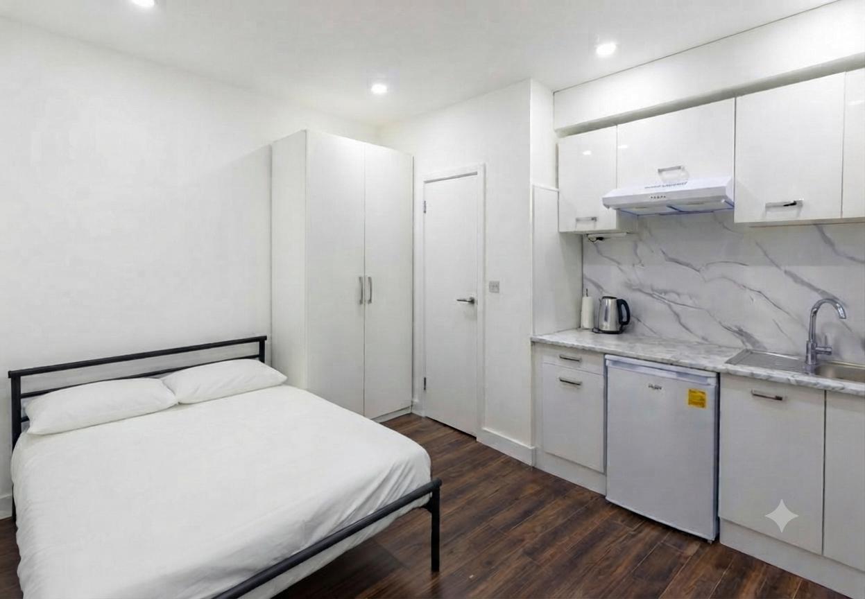 Room Galsworthy Avenue in Greater London