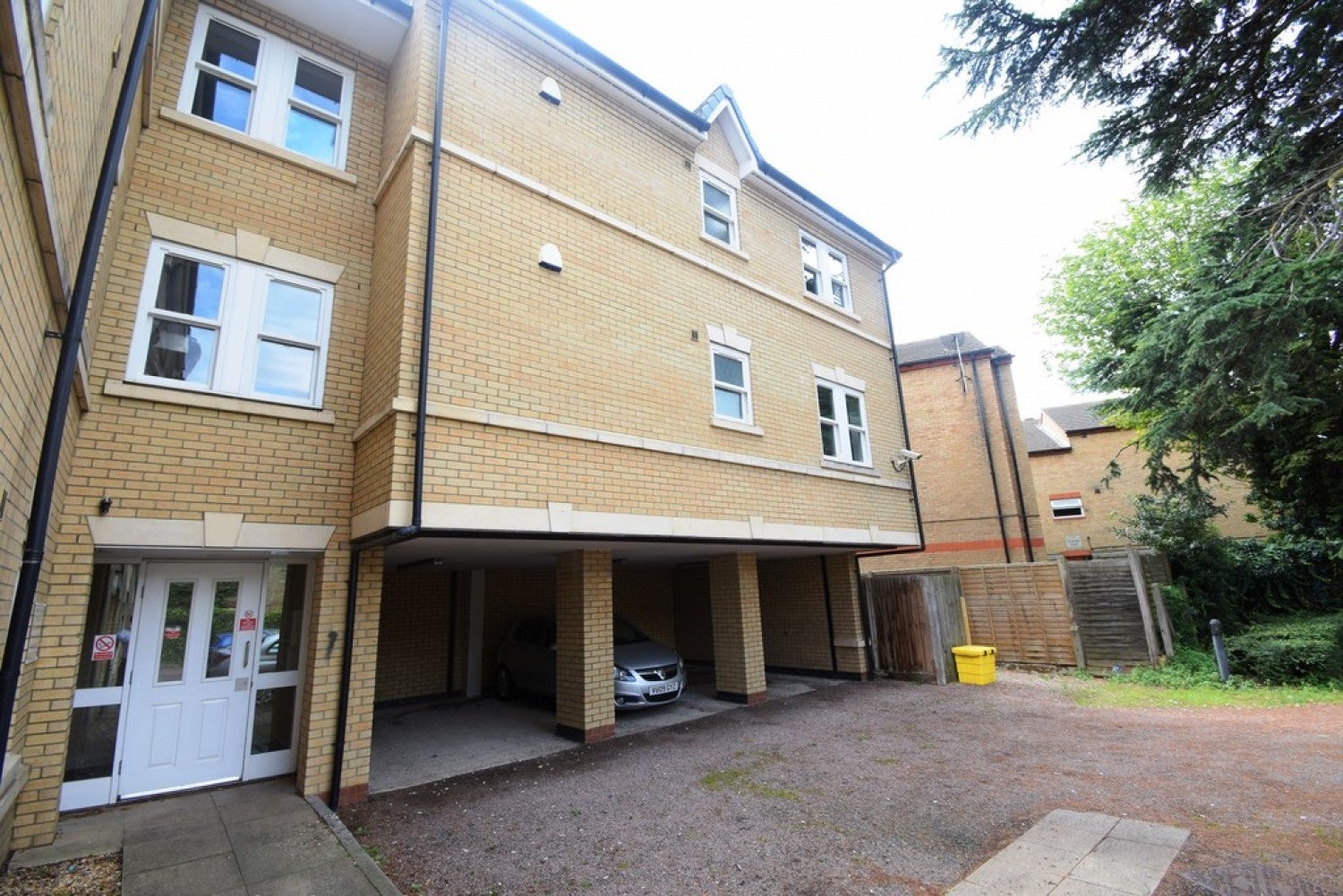 Flat Victoria Road in Bedford