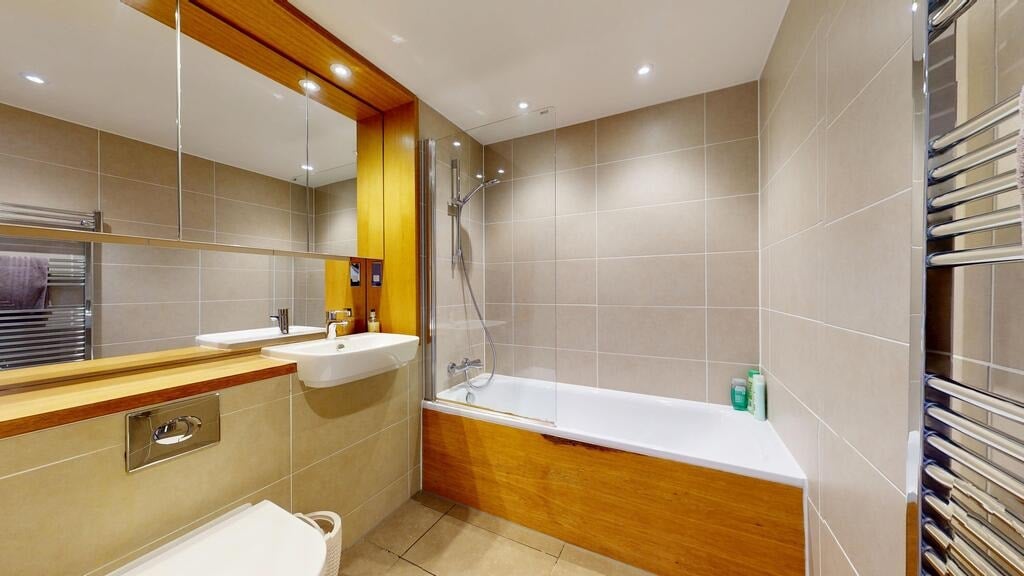 Flat Bywell Place in Greater London
