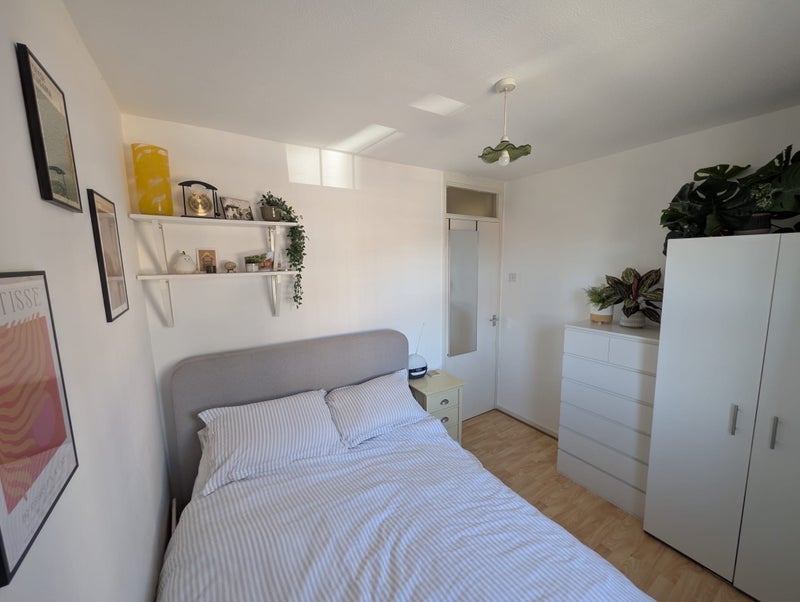 Room Detmold Road in Greater London