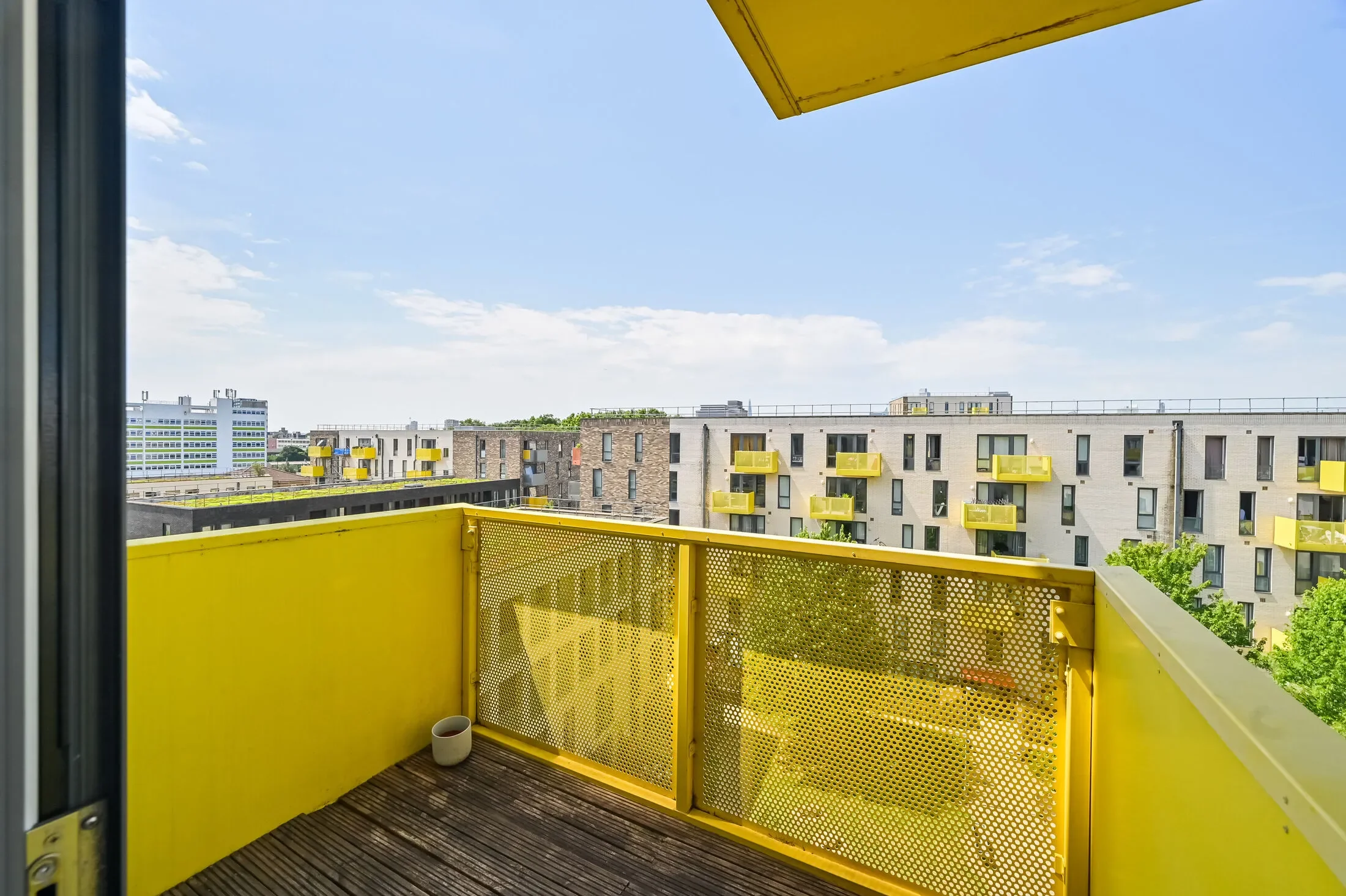 Flat Shandy Street in Greater London