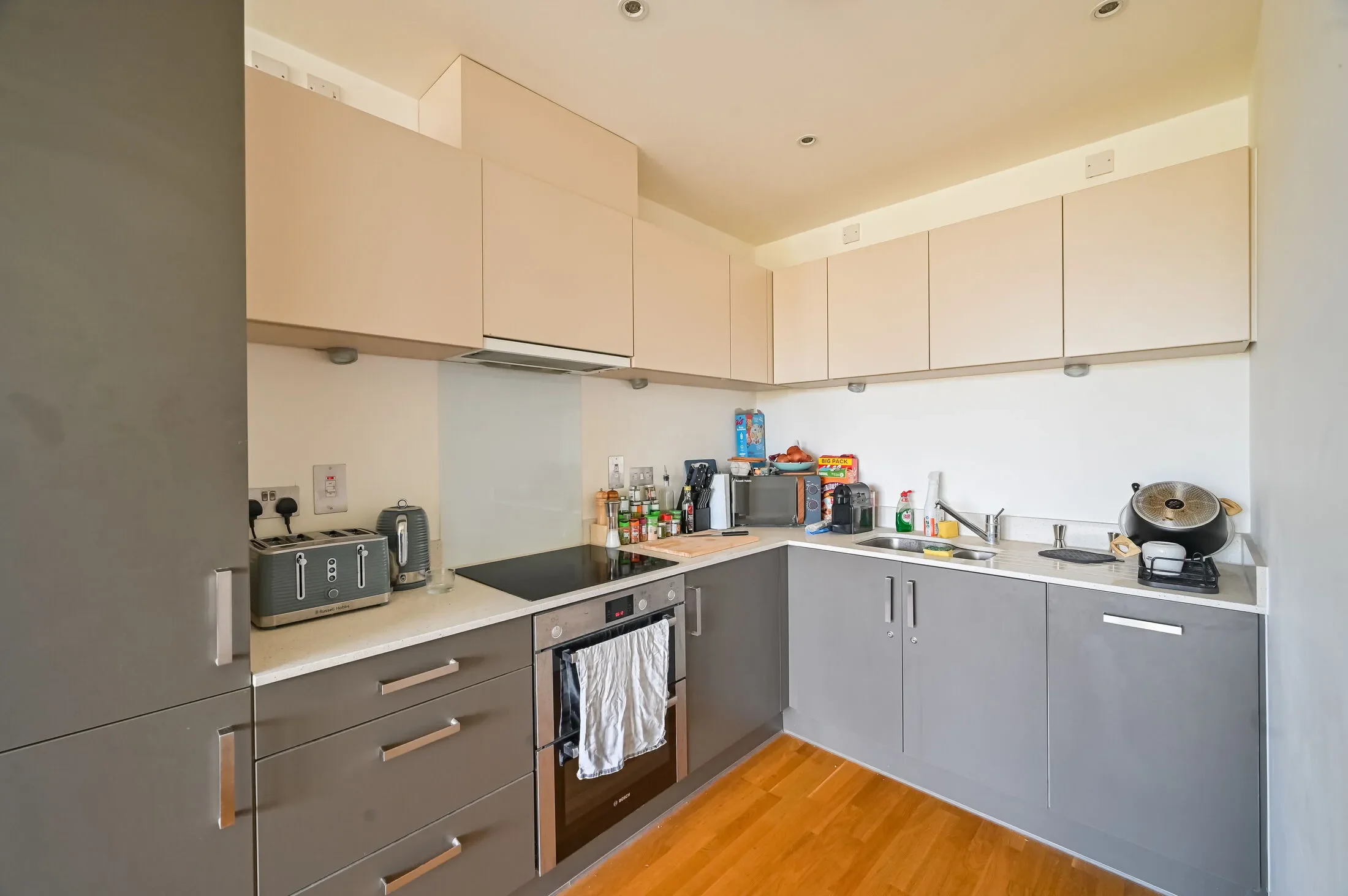 Flat Shandy Street in Greater London