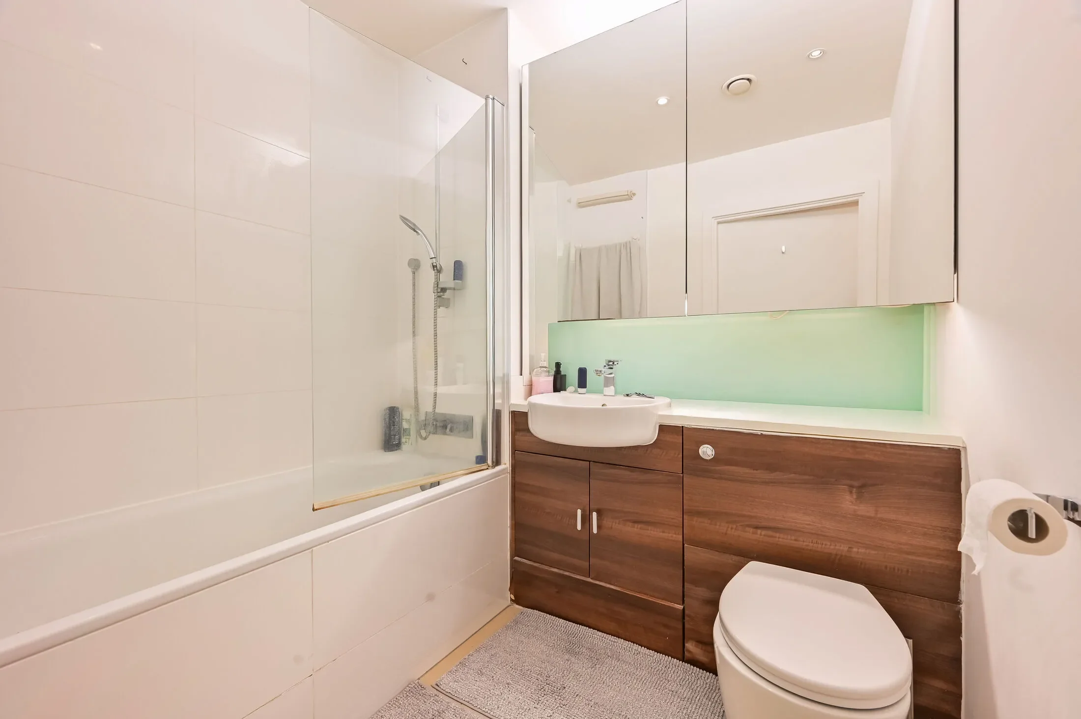 Flat Shandy Street in Greater London