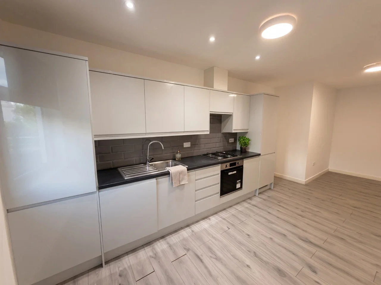 Flat Broadway in Greater London