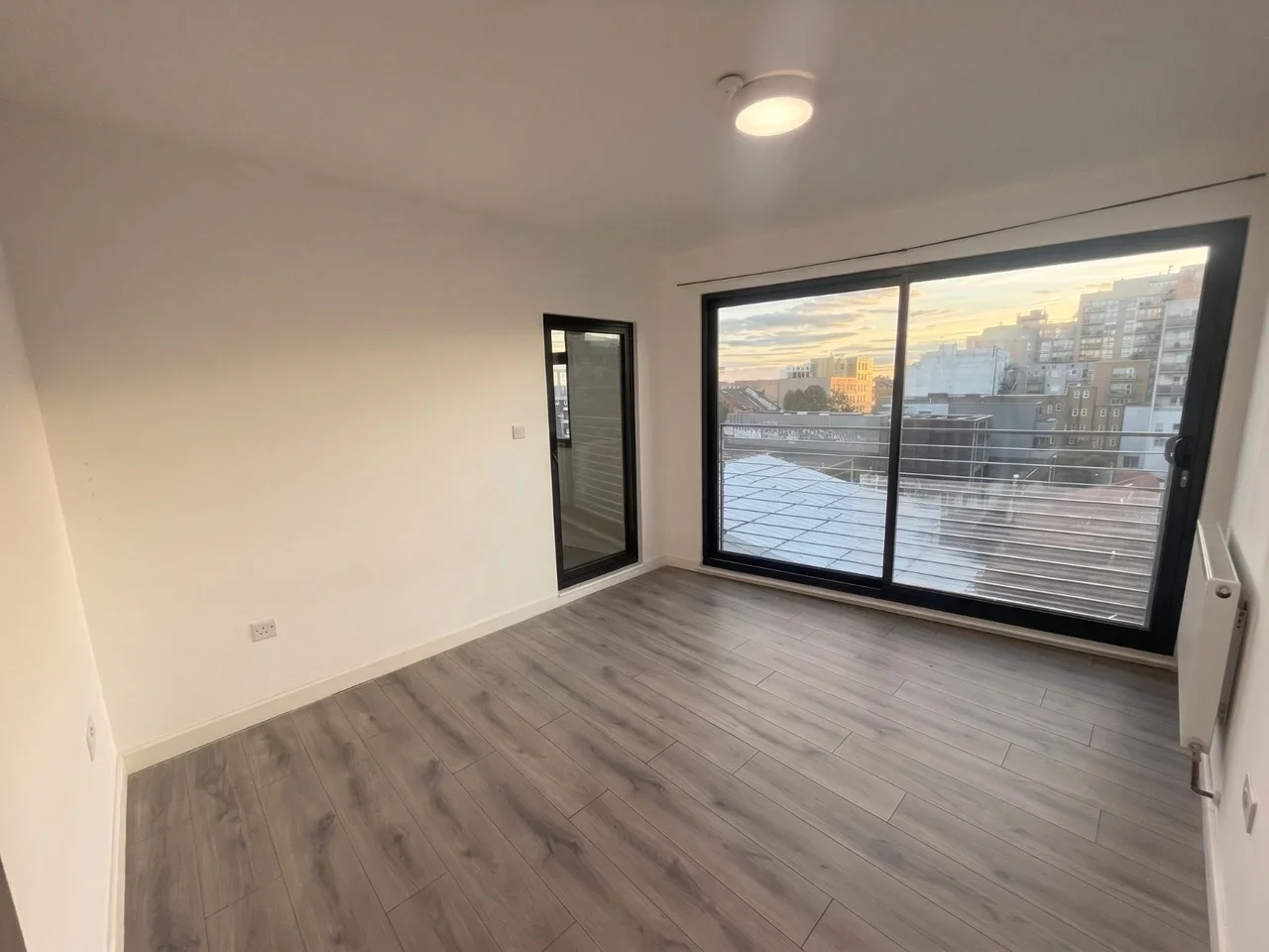 Flat Broadway in Greater London