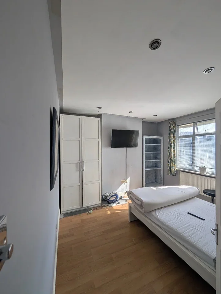 Room Highcroft Avenue in Greater London