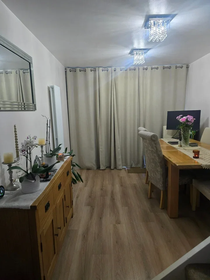 Room Mount Pleasant Walk in Greater London